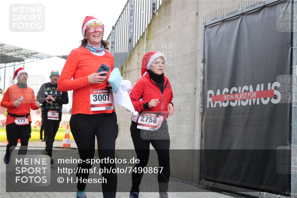 08.12.2024 - St. Pauli X-Mass-Run No. 14 H.Heesch http://msf.ph/oto/7490867 08.12.2024 10:04:56 Ziel 299, 595, 627, 634, 748, 791, 2380, 2382, 2383, 2485, 2758, 3007, 76, 172, 595, 748, 2485, 2758, 2937, 3007 meine-sportfotos.de