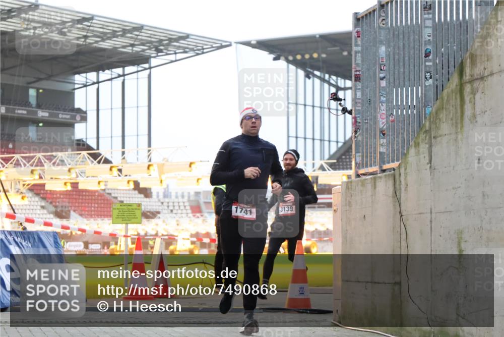 08.12.2024 - St. Pauli X-Mass-Run No. 14 H.Heesch http://msf.ph/oto/7490868 08.12.2024 09:57:10 Ziel 1754, 2956, 3095, 364, 384, 420, 1741, 3139 meine-sportfotos.de