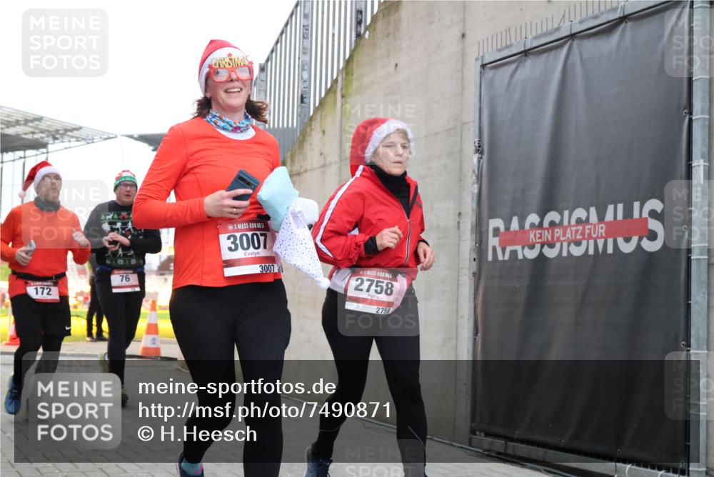 08.12.2024 - St. Pauli X-Mass-Run No. 14 H.Heesch http://msf.ph/oto/7490871 08.12.2024 10:04:56 Ziel 299, 595, 627, 634, 748, 791, 2380, 2382, 2383, 2485, 2758, 3007, 76, 172, 595, 748, 2485, 2758, 2937, 3007 meine-sportfotos.de