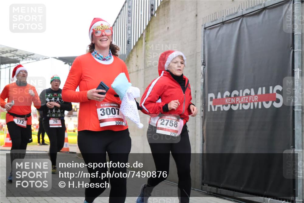 08.12.2024 - St. Pauli X-Mass-Run No. 14 H.Heesch http://msf.ph/oto/7490876 08.12.2024 10:04:56 Ziel 299, 595, 627, 634, 748, 791, 2380, 2382, 2383, 2485, 2758, 3007, 76, 172, 595, 748, 2485, 2758, 2937, 3007 meine-sportfotos.de