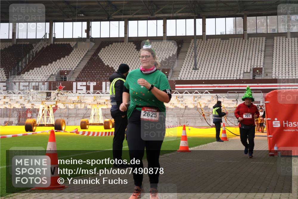 08.12.2024 - St. Pauli X-Mass-Run No. 14 Yannick Fuchs http://msf.ph/oto/7490878 08.12.2024 10:42:02 Ziel 701, 2364, 2625, 3235 meine-sportfotos.de