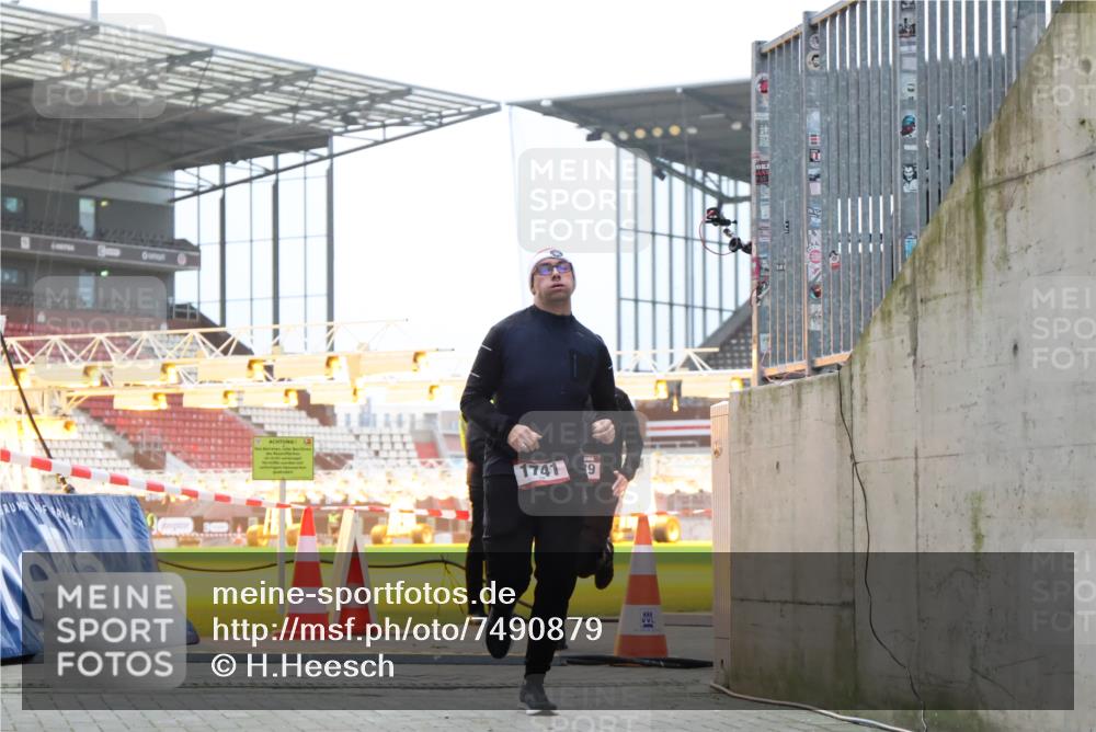 08.12.2024 - St. Pauli X-Mass-Run No. 14 H.Heesch http://msf.ph/oto/7490879 08.12.2024 09:57:10 Ziel 1754, 2956, 3095, 364, 384, 420, 1741, 3139 meine-sportfotos.de