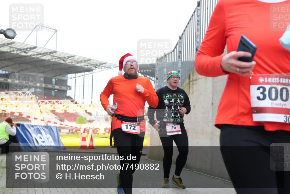 08.12.2024 - St. Pauli X-Mass-Run No. 14 H.Heesch http://msf.ph/oto/7490882 08.12.2024 10:04:57 Ziel 172, 299, 595, 627, 634, 748, 2380, 2382, 2383, 2485, 2758, 3007, 76, 172, 2758, 2937, 3007 meine-sportfotos.de