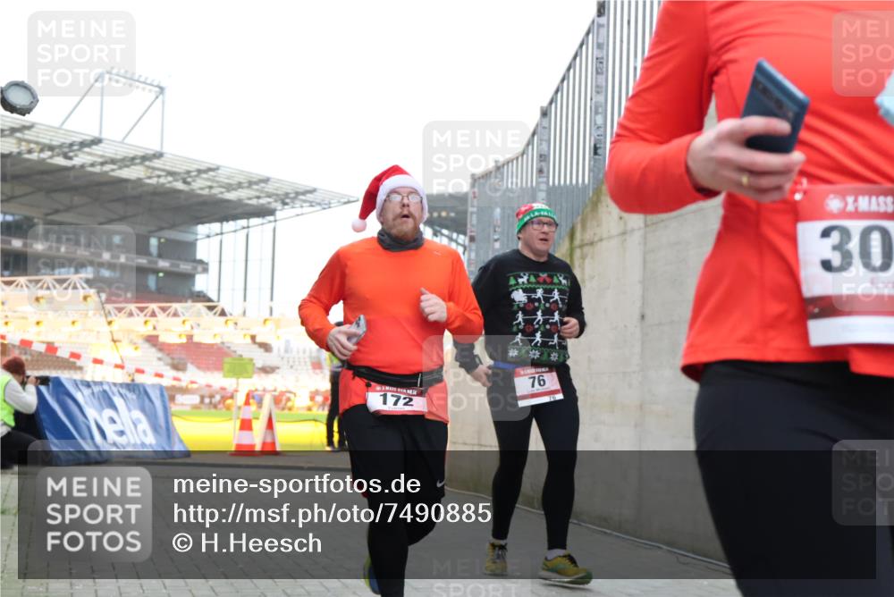08.12.2024 - St. Pauli X-Mass-Run No. 14 H.Heesch http://msf.ph/oto/7490885 08.12.2024 10:04:57 Ziel 172, 299, 595, 627, 634, 748, 2380, 2382, 2383, 2485, 2758, 3007, 76, 172, 2758, 2937, 3007 meine-sportfotos.de