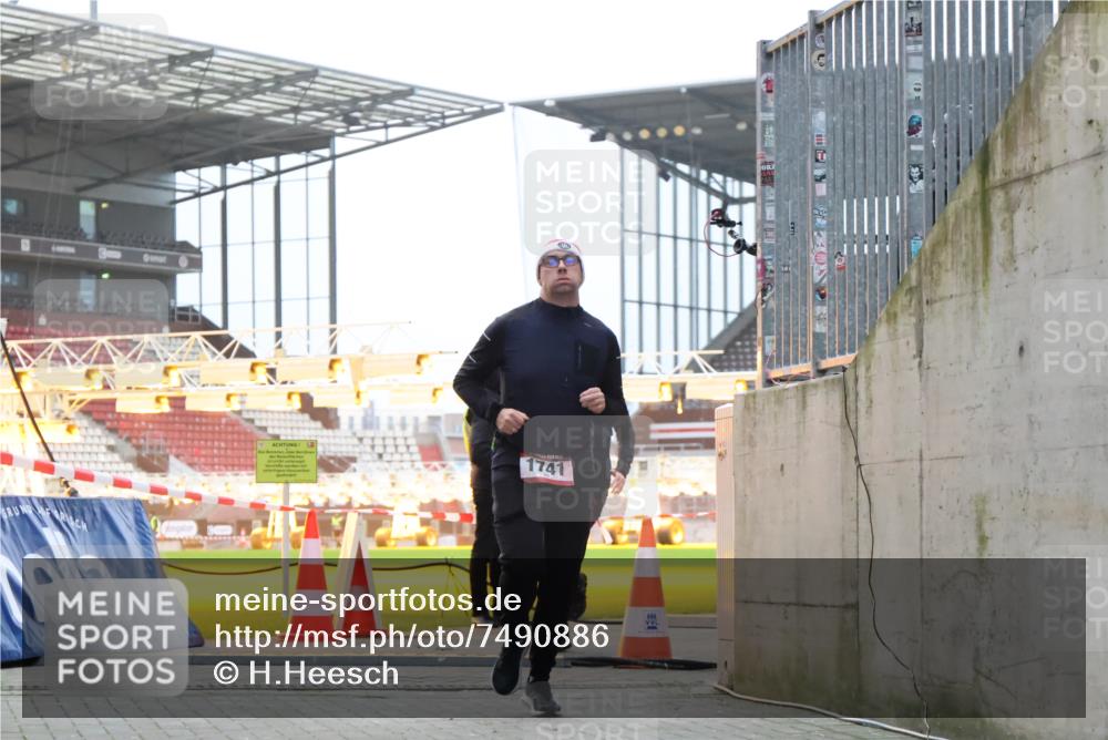 08.12.2024 - St. Pauli X-Mass-Run No. 14 H.Heesch http://msf.ph/oto/7490886 08.12.2024 09:57:10 Ziel 1754, 2956, 3095, 364, 384, 420, 1741, 3139 meine-sportfotos.de