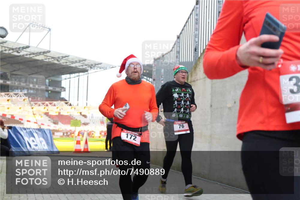 08.12.2024 - St. Pauli X-Mass-Run No. 14 H.Heesch http://msf.ph/oto/7490889 08.12.2024 10:04:57 Ziel 172, 299, 595, 627, 634, 748, 2380, 2382, 2383, 2485, 2758, 3007, 76, 172, 2758, 2937, 3007 meine-sportfotos.de