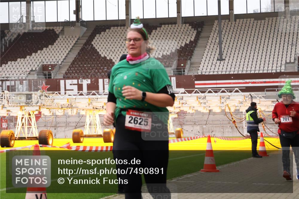 08.12.2024 - St. Pauli X-Mass-Run No. 14 Yannick Fuchs http://msf.ph/oto/7490891 08.12.2024 10:42:02 Ziel 701, 2364, 2625, 3235 meine-sportfotos.de