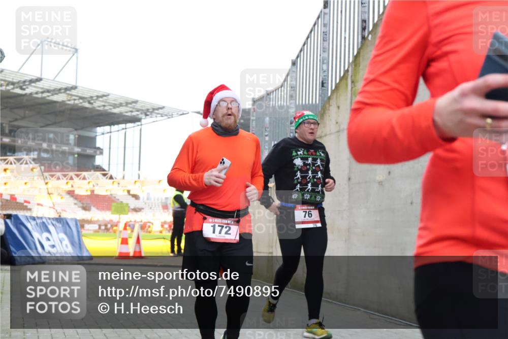 08.12.2024 - St. Pauli X-Mass-Run No. 14 H.Heesch http://msf.ph/oto/7490895 08.12.2024 10:04:57 Ziel 172, 299, 595, 627, 634, 748, 2380, 2382, 2383, 2485, 2758, 3007, 76, 172, 2758, 2937, 3007 meine-sportfotos.de