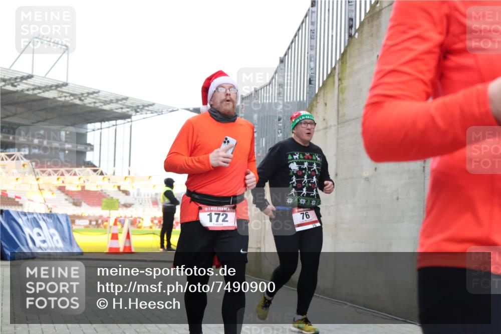 08.12.2024 - St. Pauli X-Mass-Run No. 14 H.Heesch http://msf.ph/oto/7490900 08.12.2024 10:04:57 Ziel 172, 299, 595, 627, 634, 748, 2380, 2382, 2383, 2485, 2758, 3007, 76, 172, 2758, 2937, 3007 meine-sportfotos.de