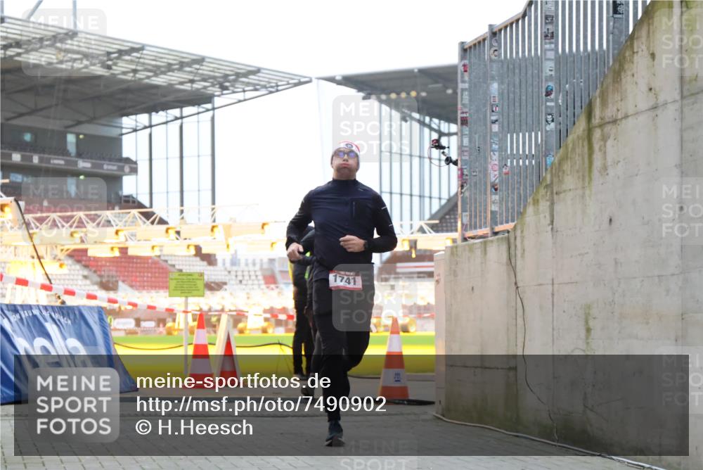 08.12.2024 - St. Pauli X-Mass-Run No. 14 H.Heesch http://msf.ph/oto/7490902 08.12.2024 09:57:10 Ziel 1754, 2956, 3095, 364, 384, 420, 1741, 3139 meine-sportfotos.de