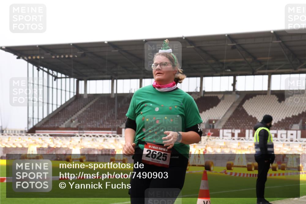 08.12.2024 - St. Pauli X-Mass-Run No. 14 Yannick Fuchs http://msf.ph/oto/7490903 08.12.2024 10:42:04 Ziel 701, 1334, 2364, 2625, 3235 meine-sportfotos.de