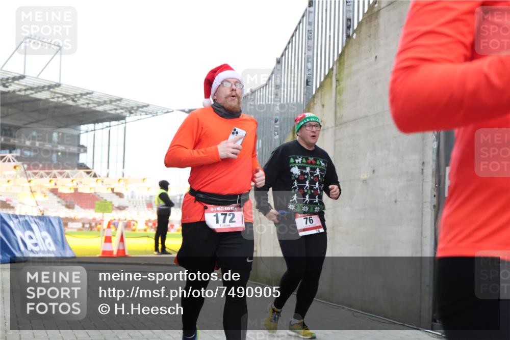 08.12.2024 - St. Pauli X-Mass-Run No. 14 H.Heesch http://msf.ph/oto/7490905 08.12.2024 10:04:57 Ziel 172, 299, 595, 627, 634, 748, 2380, 2382, 2383, 2485, 2758, 3007, 76, 172, 2758, 2937, 3007 meine-sportfotos.de