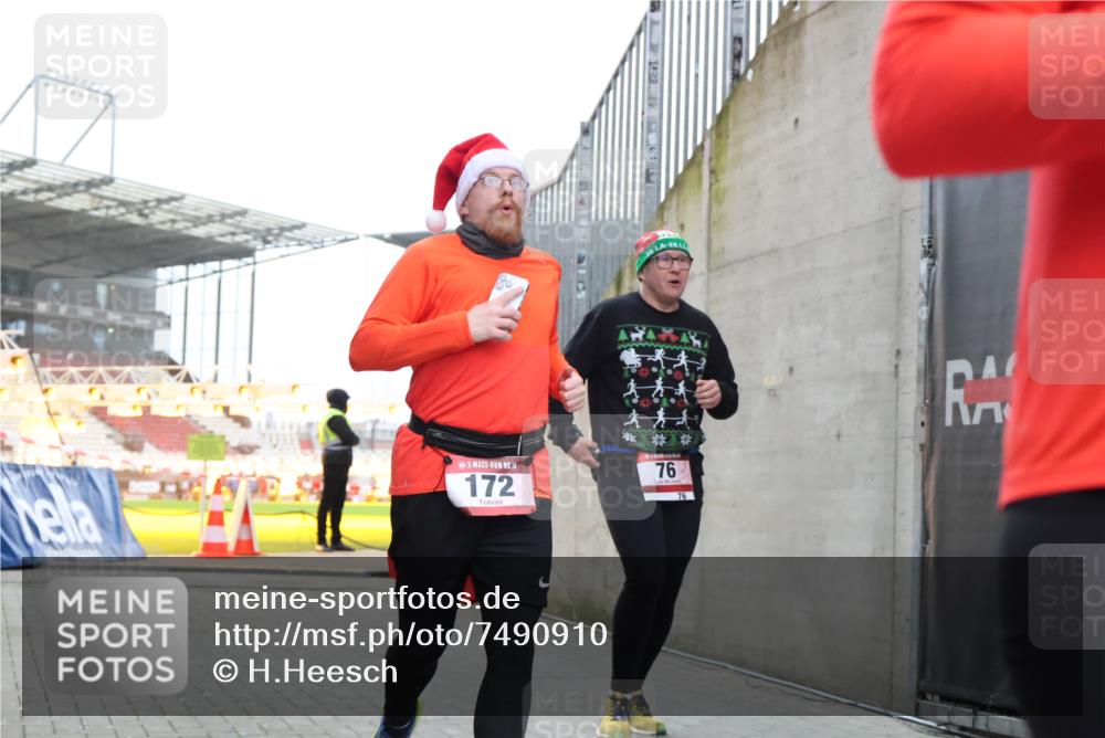 08.12.2024 - St. Pauli X-Mass-Run No. 14 H.Heesch http://msf.ph/oto/7490910 08.12.2024 10:04:58 Ziel 172, 299, 595, 627, 634, 748, 2380, 2485, 2758, 3007, 76, 172, 2758, 2937, 3007 meine-sportfotos.de
