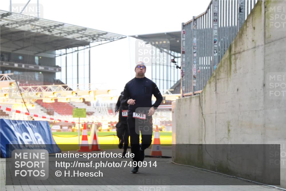 08.12.2024 - St. Pauli X-Mass-Run No. 14 H.Heesch http://msf.ph/oto/7490914 08.12.2024 09:57:10 Ziel 1754, 2956, 3095, 364, 384, 420, 1741, 3139 meine-sportfotos.de
