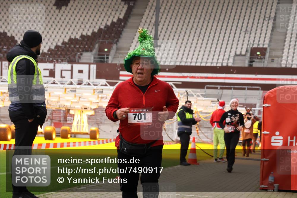 08.12.2024 - St. Pauli X-Mass-Run No. 14 Yannick Fuchs http://msf.ph/oto/7490917 08.12.2024 10:42:05 Ziel 701, 1334, 1528, 2364, 2625, 3235 meine-sportfotos.de