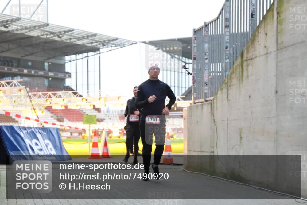 08.12.2024 - St. Pauli X-Mass-Run No. 14 H.Heesch http://msf.ph/oto/7490920 08.12.2024 09:57:10 Ziel 1754, 2956, 3095, 364, 384, 420, 1741, 3139 meine-sportfotos.de