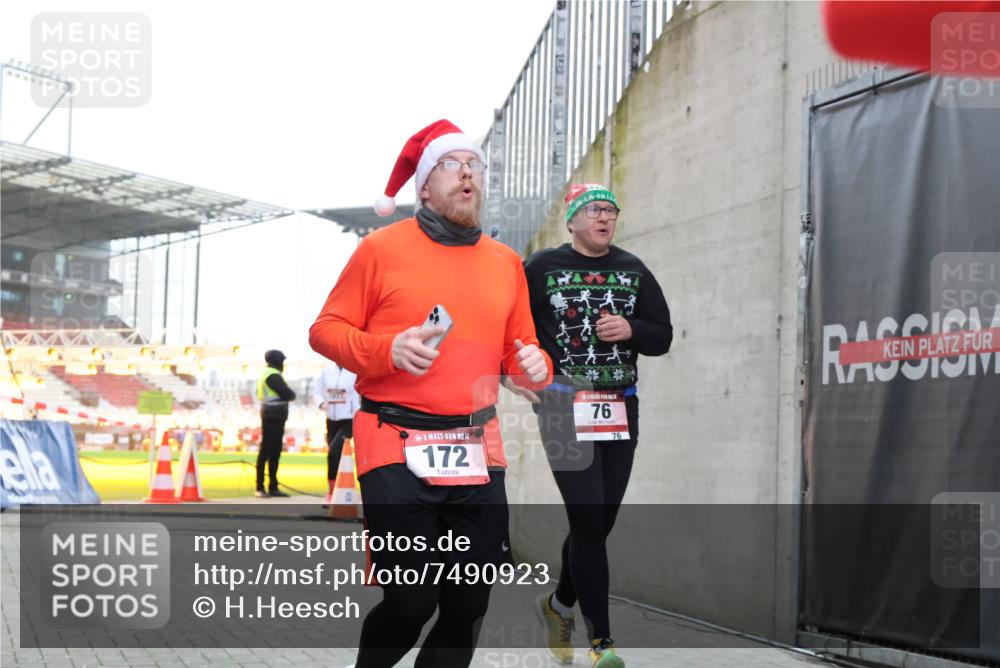08.12.2024 - St. Pauli X-Mass-Run No. 14 H.Heesch http://msf.ph/oto/7490923 08.12.2024 10:04:58 Ziel 172, 299, 595, 627, 634, 748, 2380, 2485, 2758, 3007, 76, 172, 2758, 2937, 3007 meine-sportfotos.de