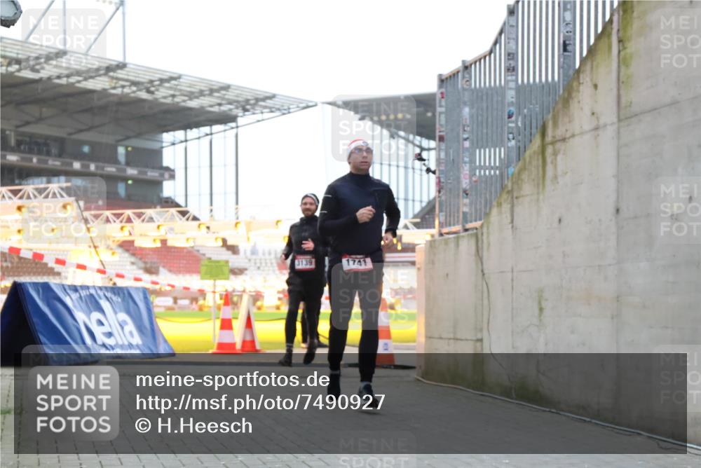 08.12.2024 - St. Pauli X-Mass-Run No. 14 H.Heesch http://msf.ph/oto/7490927 08.12.2024 09:57:10 Ziel 1754, 2956, 3095, 364, 384, 420, 1741, 3139 meine-sportfotos.de