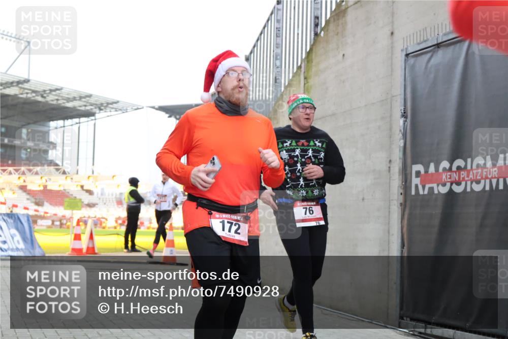 08.12.2024 - St. Pauli X-Mass-Run No. 14 H.Heesch http://msf.ph/oto/7490928 08.12.2024 10:04:58 Ziel 172, 299, 595, 627, 634, 748, 2380, 2485, 2758, 3007, 76, 172, 2758, 2937, 3007 meine-sportfotos.de