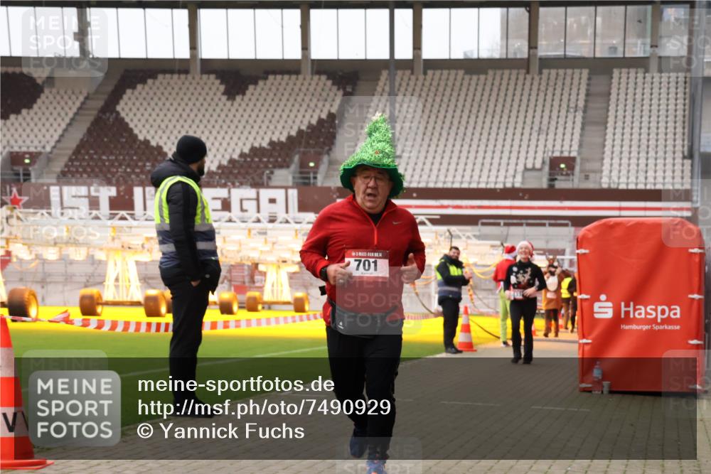 08.12.2024 - St. Pauli X-Mass-Run No. 14 Yannick Fuchs http://msf.ph/oto/7490929 08.12.2024 10:42:05 Ziel 701, 1334, 1528, 2364, 2625, 3235 meine-sportfotos.de