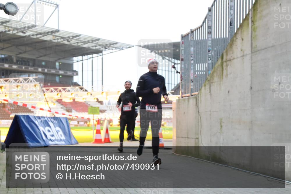 08.12.2024 - St. Pauli X-Mass-Run No. 14 H.Heesch http://msf.ph/oto/7490931 08.12.2024 09:57:10 Ziel 1754, 2956, 3095, 364, 384, 420, 1741, 3139 meine-sportfotos.de