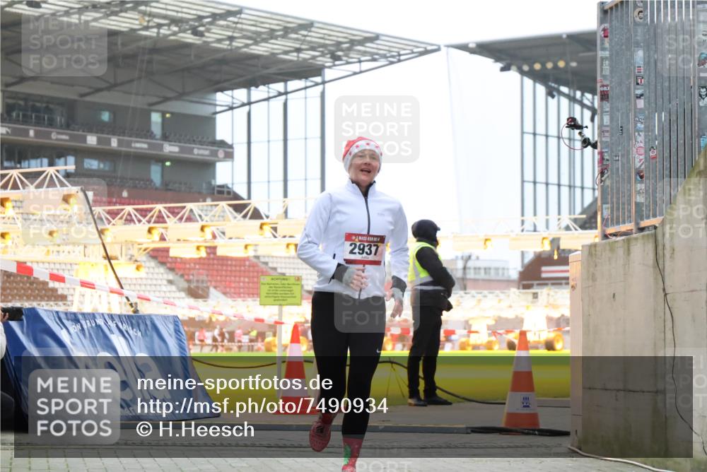 08.12.2024 - St. Pauli X-Mass-Run No. 14 H.Heesch http://msf.ph/oto/7490934 08.12.2024 10:05:00 Ziel 76, 172, 299, 595, 627, 634, 748, 2485, 2758, 3007, 76, 2937 meine-sportfotos.de