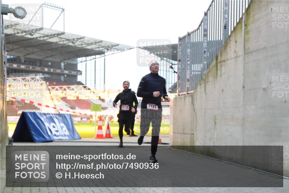 08.12.2024 - St. Pauli X-Mass-Run No. 14 H.Heesch http://msf.ph/oto/7490936 08.12.2024 09:57:11 Ziel 1741, 1754, 2956, 3095, 364, 384, 420, 1741, 3139 meine-sportfotos.de