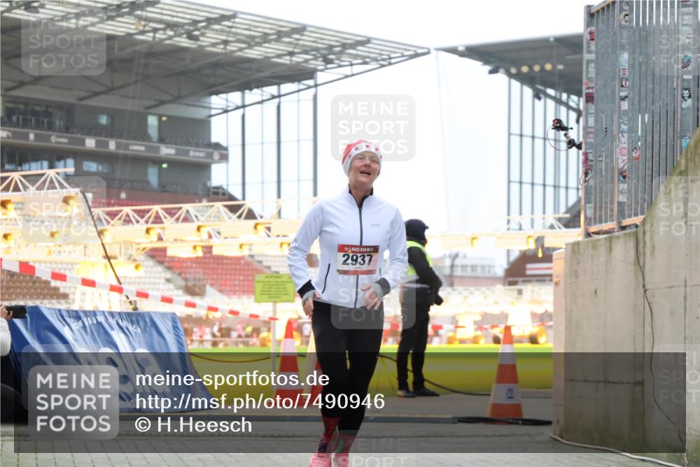 08.12.2024 - St. Pauli X-Mass-Run No. 14 H.Heesch http://msf.ph/oto/7490946 08.12.2024 10:05:00 Ziel 76, 172, 299, 595, 627, 634, 748, 2485, 2758, 3007, 76, 2937 meine-sportfotos.de