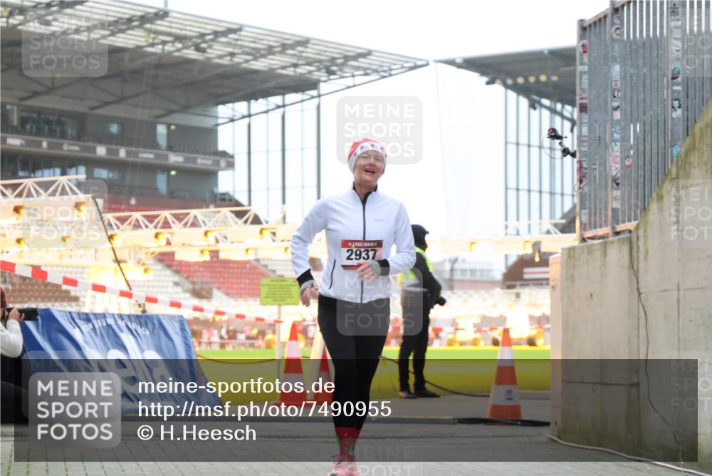 08.12.2024 - St. Pauli X-Mass-Run No. 14 H.Heesch http://msf.ph/oto/7490955 08.12.2024 10:05:00 Ziel 76, 172, 299, 595, 627, 634, 748, 2485, 2758, 3007, 76, 2937 meine-sportfotos.de