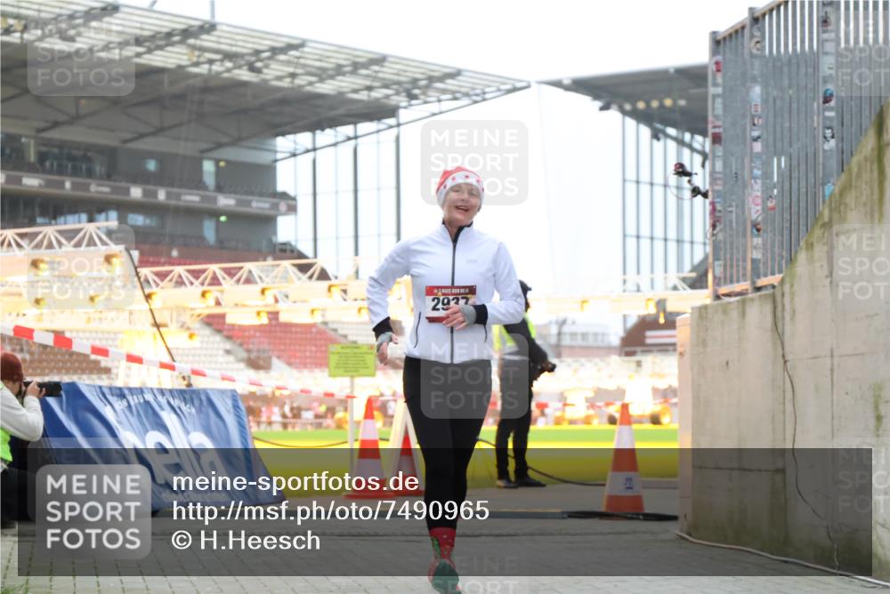 08.12.2024 - St. Pauli X-Mass-Run No. 14 H.Heesch http://msf.ph/oto/7490965 08.12.2024 10:05:00 Ziel 76, 172, 299, 595, 627, 634, 748, 2485, 2758, 3007, 76, 2937 meine-sportfotos.de