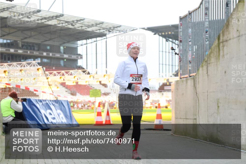 08.12.2024 - St. Pauli X-Mass-Run No. 14 H.Heesch http://msf.ph/oto/7490971 08.12.2024 10:05:01 Ziel 76, 172, 595, 748, 2485, 2758, 3007, 76, 2937 meine-sportfotos.de