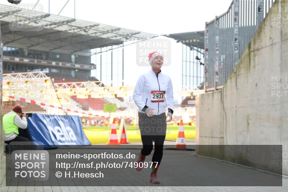 08.12.2024 - St. Pauli X-Mass-Run No. 14 H.Heesch http://msf.ph/oto/7490977 08.12.2024 10:05:01 Ziel 76, 172, 595, 748, 2485, 2758, 3007, 76, 2937 meine-sportfotos.de