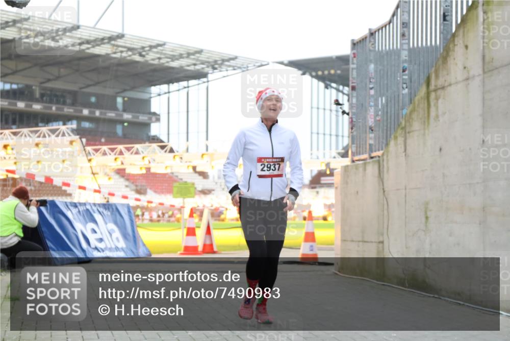 08.12.2024 - St. Pauli X-Mass-Run No. 14 H.Heesch http://msf.ph/oto/7490983 08.12.2024 10:05:01 Ziel 76, 172, 595, 748, 2485, 2758, 3007, 76, 2937 meine-sportfotos.de