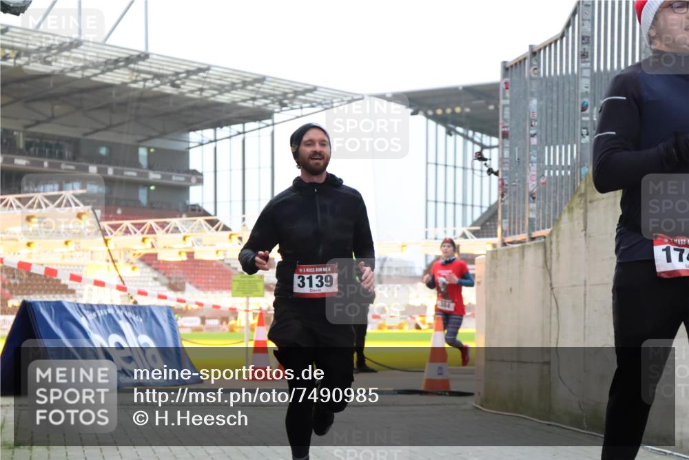 08.12.2024 - St. Pauli X-Mass-Run No. 14 H.Heesch http://msf.ph/oto/7490985 08.12.2024 09:57:12 Ziel 1741, 1754, 2956, 3139, 364, 384, 420, 1741, 3022, 3139 meine-sportfotos.de