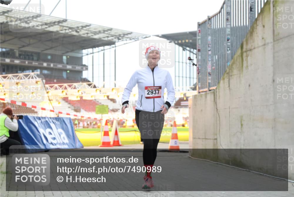 08.12.2024 - St. Pauli X-Mass-Run No. 14 H.Heesch http://msf.ph/oto/7490989 08.12.2024 10:05:01 Ziel 76, 172, 595, 748, 2485, 2758, 3007, 76, 2937 meine-sportfotos.de