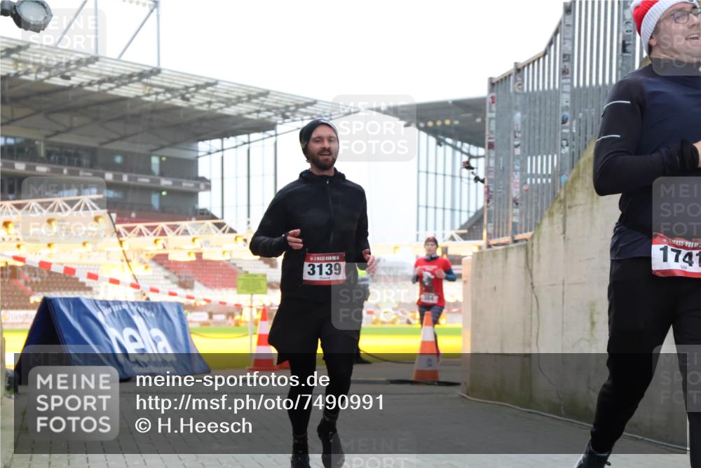 08.12.2024 - St. Pauli X-Mass-Run No. 14 H.Heesch http://msf.ph/oto/7490991 08.12.2024 09:57:12 Ziel 1741, 1754, 2956, 3139, 364, 384, 420, 1741, 3022, 3139 meine-sportfotos.de