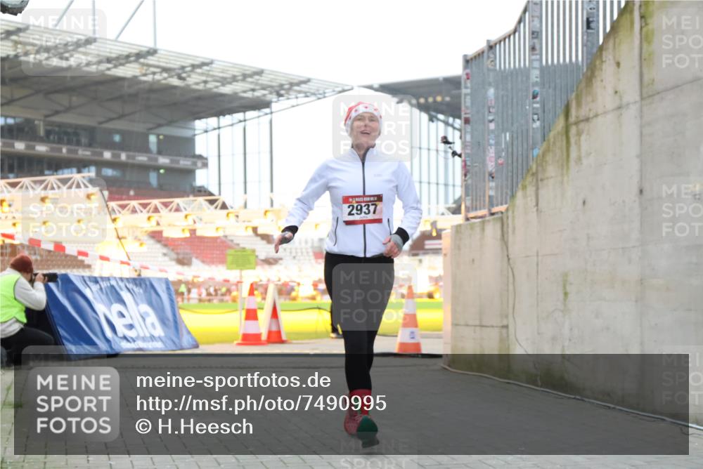 08.12.2024 - St. Pauli X-Mass-Run No. 14 H.Heesch http://msf.ph/oto/7490995 08.12.2024 10:05:01 Ziel 76, 172, 595, 748, 2485, 2758, 3007, 76, 2937 meine-sportfotos.de