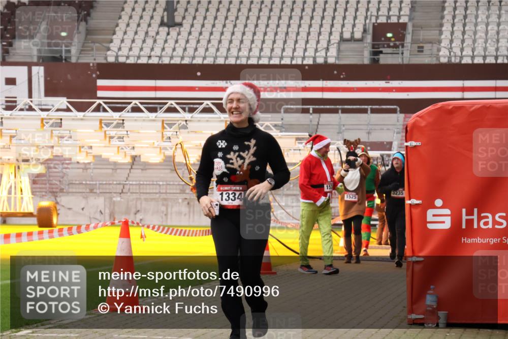 08.12.2024 - St. Pauli X-Mass-Run No. 14 Yannick Fuchs http://msf.ph/oto/7490996 08.12.2024 10:42:10 Ziel 701, 1334, 1528, 2625, 3235 meine-sportfotos.de