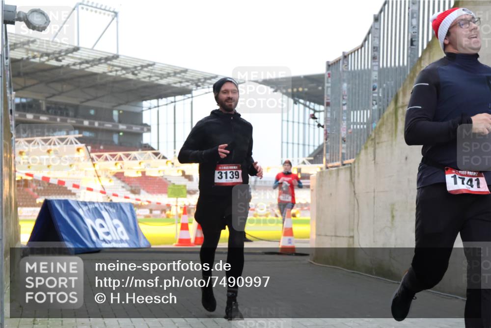 08.12.2024 - St. Pauli X-Mass-Run No. 14 H.Heesch http://msf.ph/oto/7490997 08.12.2024 09:57:12 Ziel 1741, 1754, 2956, 3139, 364, 384, 420, 1741, 3022, 3139 meine-sportfotos.de