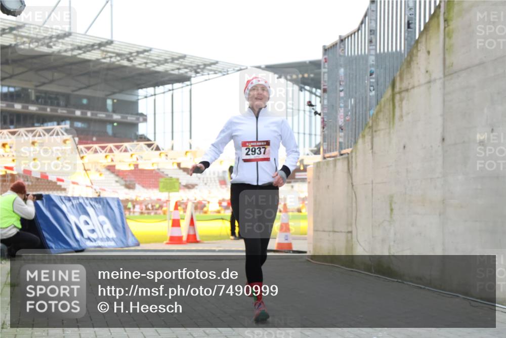 08.12.2024 - St. Pauli X-Mass-Run No. 14 H.Heesch http://msf.ph/oto/7490999 08.12.2024 10:05:01 Ziel 76, 172, 595, 748, 2485, 2758, 3007, 76, 2937 meine-sportfotos.de