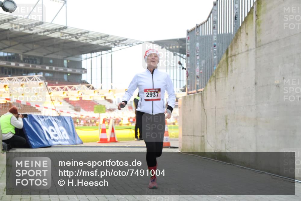 08.12.2024 - St. Pauli X-Mass-Run No. 14 H.Heesch http://msf.ph/oto/7491004 08.12.2024 10:05:01 Ziel 76, 172, 595, 748, 2485, 2758, 3007, 76, 2937 meine-sportfotos.de