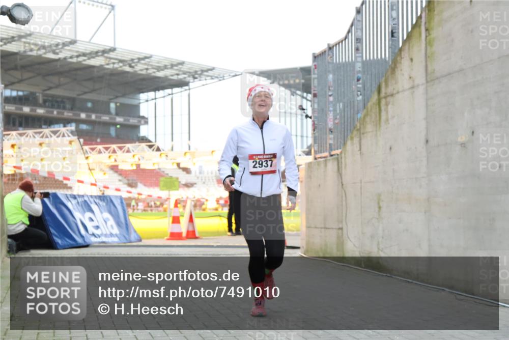 08.12.2024 - St. Pauli X-Mass-Run No. 14 H.Heesch http://msf.ph/oto/7491010 08.12.2024 10:05:01 Ziel 76, 172, 595, 748, 2485, 2758, 3007, 76, 2937 meine-sportfotos.de