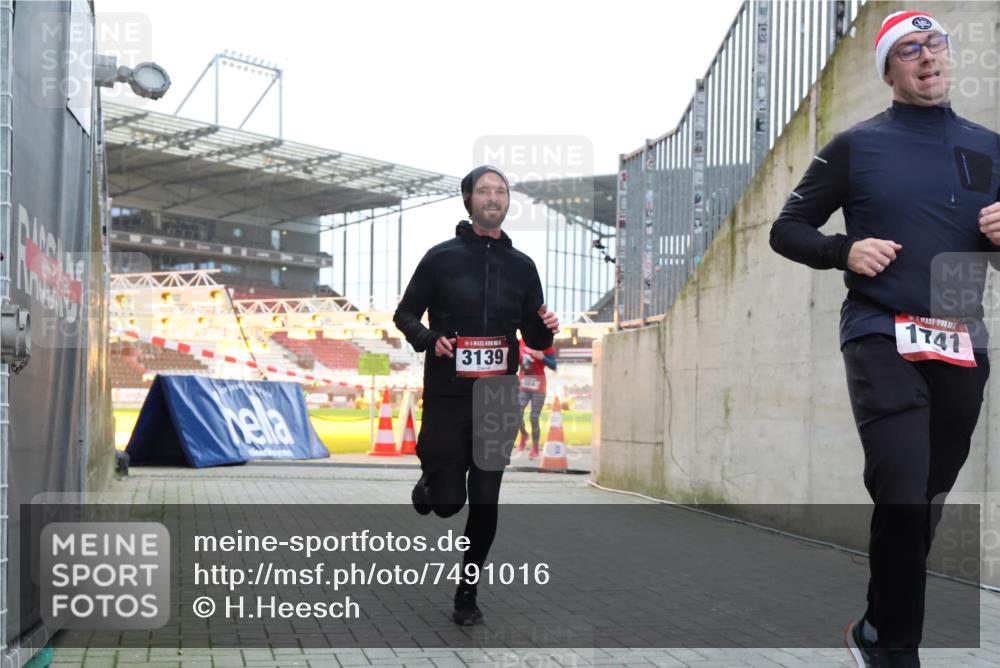 08.12.2024 - St. Pauli X-Mass-Run No. 14 H.Heesch http://msf.ph/oto/7491016 08.12.2024 09:57:12 Ziel 1741, 1754, 2956, 3139, 364, 384, 420, 1741, 3022, 3139 meine-sportfotos.de