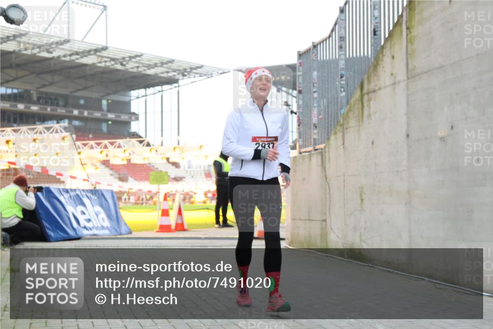 08.12.2024 - St. Pauli X-Mass-Run No. 14 H.Heesch http://msf.ph/oto/7491020 08.12.2024 10:05:01 Ziel 76, 172, 595, 748, 2485, 2758, 3007, 76, 2937 meine-sportfotos.de