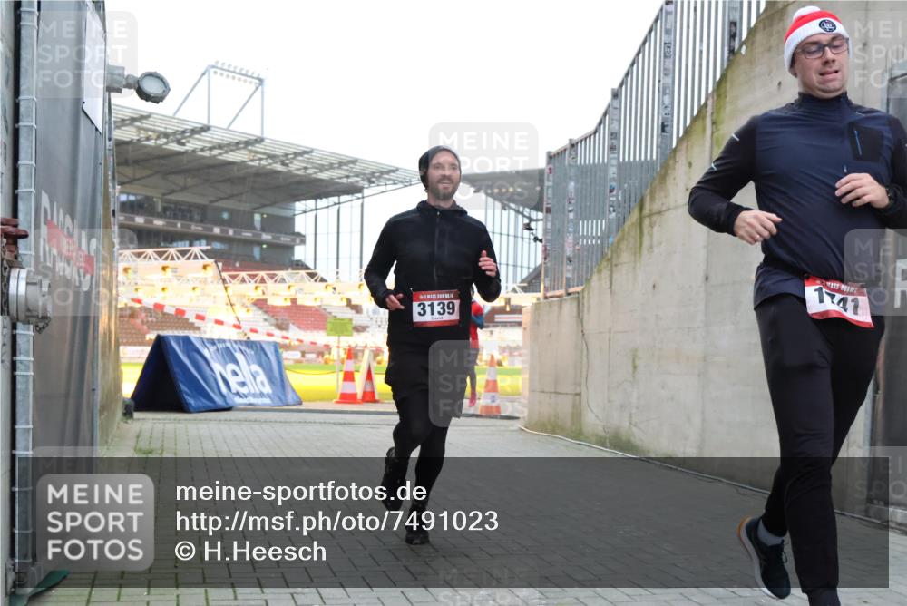 08.12.2024 - St. Pauli X-Mass-Run No. 14 H.Heesch http://msf.ph/oto/7491023 08.12.2024 09:57:12 Ziel 1741, 1754, 2956, 3139, 364, 384, 420, 1741, 3022, 3139 meine-sportfotos.de