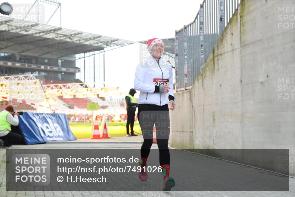 08.12.2024 - St. Pauli X-Mass-Run No. 14 H.Heesch http://msf.ph/oto/7491026 08.12.2024 10:05:02 Ziel 76, 172, 595, 748, 2485, 2758, 3007, 2937 meine-sportfotos.de