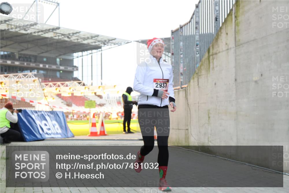 08.12.2024 - St. Pauli X-Mass-Run No. 14 H.Heesch http://msf.ph/oto/7491032 08.12.2024 10:05:02 Ziel 76, 172, 595, 748, 2485, 2758, 3007, 2937 meine-sportfotos.de