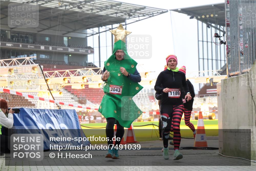 08.12.2024 - St. Pauli X-Mass-Run No. 14 H.Heesch http://msf.ph/oto/7491039 08.12.2024 10:05:09 Ziel 76, 172, 2758, 2937, 3007, 1189, 1355, 2042, 2043 meine-sportfotos.de