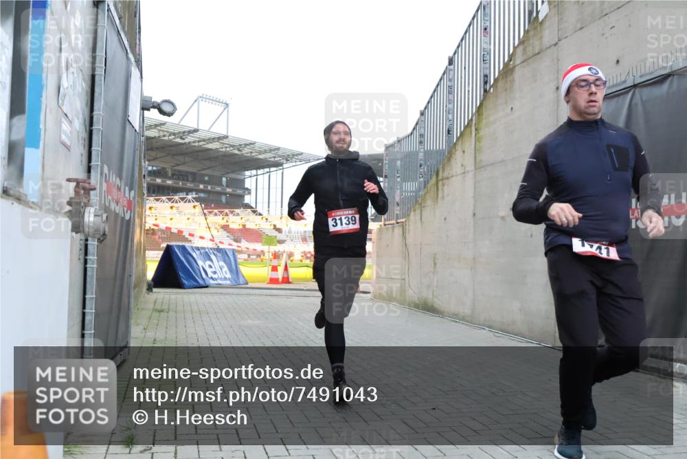 08.12.2024 - St. Pauli X-Mass-Run No. 14 H.Heesch http://msf.ph/oto/7491043 08.12.2024 09:57:13 Ziel 1741, 1754, 2956, 3139, 364, 384, 420, 1741, 3022, 3139 meine-sportfotos.de