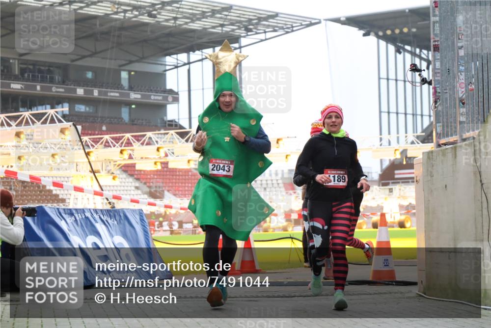 08.12.2024 - St. Pauli X-Mass-Run No. 14 H.Heesch http://msf.ph/oto/7491044 08.12.2024 10:05:09 Ziel 76, 172, 2758, 2937, 3007, 1189, 1355, 2042, 2043 meine-sportfotos.de